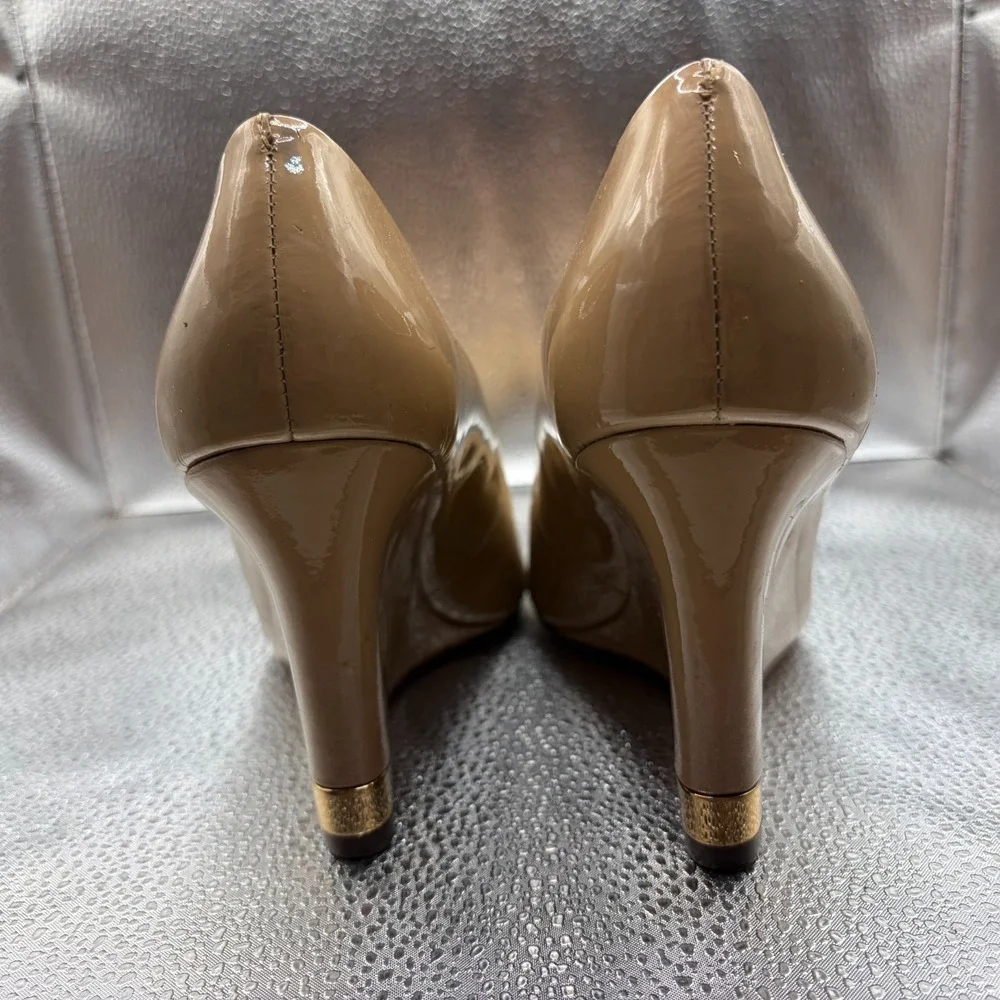 Size 6.5M Tory Burch Astoria Nude Patent Leather Beige Womens Wedge Pump Heels